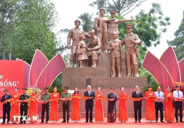 Tổng Bí thư Tô Lâm cùng nhiều đồng chí Lãnh đạo, nguyên Lãnh đạo Đảng, Nhà nước cắt băng khánh thành Tượng đài Công an nhân dân. (Ảnh: Linh Sơn/TTXVN)