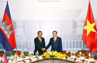 Chủ tịch Quốc hội Trần Thanh Mẫn hội kiến Chủ tịch Đảng Nhân dân Campuchia Hun Sen. (Ảnh: Doãn Tấn/TTXVN)