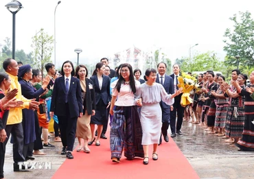 Hai Phu nhân Thủ tướng Việt Nam và Nhật Bản thăm Làng Văn hóa-Du lịch các dân tộc Việt Nam.