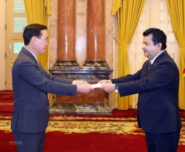 Chủ tịch nước Võ Văn Thưởng tiếp nhận Quốc thư của Đại sứ Chile Sergio Nerea Guzmán. (Ảnh: TTXVN) 
