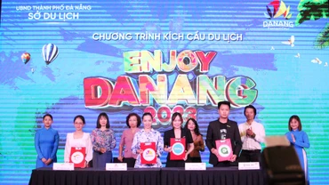 Ký kết đồng hành triển khai chương trình.