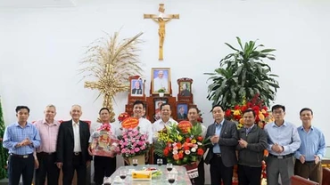 Đoàn công tác Ủy ban Mặt trận Tổ quốc, Ủy ban Đoàn kết công giáo, Sở Nội vụ tỉnh Bắc Giang thăm, chúc mừng Lễ phục sinh các chức sắc, chức việc tại Giáo xứ Tiên Lục (Lạng Giang). (Ảnh: ANH NGỌC)