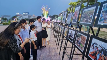 Đông đảo người dân đến xem trưng bày tranh, ảnh nghệ thuật về nông thôn mới huyện Bình Tân. 
