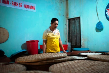Anh Phan Quang bên những chum mắm tâm huyết của mình.