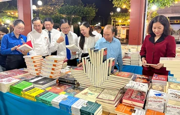 Các đại biểu tham quan các gian hàng trưng bày sách tại lễ khai mạc.