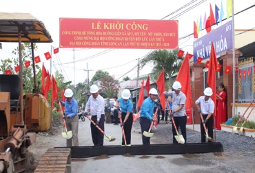 Khởi công công trình bê-tông hóa đường nông thôn liên ấp 3, xã Mỹ Yên nối với ấp 1, xã Tân Bửu, Bến Lức, Long An.