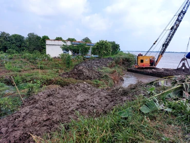 Thực hiện phương châm “4 tại chỗ” huy động phương tiện gia cố tạm thời khu vực sạt lở tại cồn Thanh Long vào chiều 21/4. 
