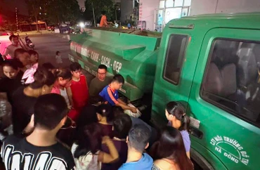 Người dân lấy nước từ xe bồn. 