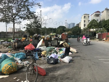 Rác thải ùn ứ tại huyện Thanh Trì. 