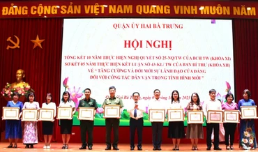 Khen thưởng các tập thể.