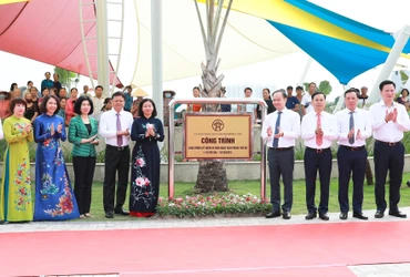 Các đại biểu tham gia lễ gắn biển công trình Công viên Ngọc Thụy.