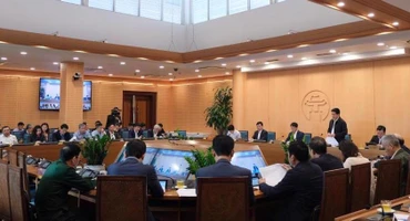 Các đại biểu tham dự hội nghị tại điểm cầu Trụ sở Ủy ban nhân dân thành phố. 