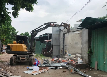 Lực lượng chức năng quận Tây Hồ phá dỡ công trình vi phạm trật tự xây dựng tại phường Tứ Liên. 