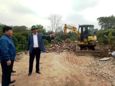 Lực lượng chức năng xử lý vi phạm. 