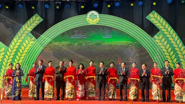 Các đại biểu cắt băng khai mạc Chương trình triển lãm, thương mại và giới thiệu sản phẩm OCOP làng nghề 2023 tại Ứng Hòa, Hà Nội.