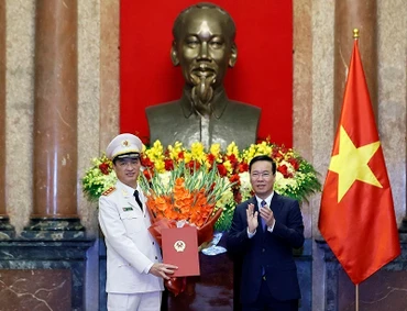 Chủ tịch nước Võ Văn Thưởng trao Quyết định thăng cấp bậc hàm Thượng tướng Công an nhân dân cho Thứ trưởng Công an Nguyễn Duy Ngọc. (Ảnh: TTXVN) 