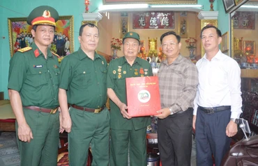 Đồng chí Giàng Seo Vần, Chủ tịch Ủy ban Mặt trận Tổ quốc Việt Nam tỉnh Lào Cai, cùng Đoàn công tác tặng quà cho cụ ông Nguyễn Công Sứ, Tổ dân phố Phú Cường, Phố Lu, Bảo Thắng (Lào Cai).