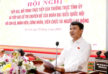 Đồng chí Đặng Xuân Phong, Bí thư Tỉnh ủy, Trưởng Đoàn đại biểu Quốc hội tỉnh Lào Cai phát biểu tại hội nghị ngày 25/4.