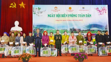 Phó Bí thư Tỉnh ủy Lào Cai Hoàng Giang và lãnh đạo Bộ Chỉ huy Bộ đội Biên phòng Lào Cai tặng quà cho các hộ dân ở Lùng Vai.