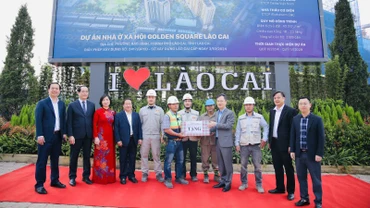 Đoàn công tác tặng quà cho người lao động tại công trình ngày 22/3.