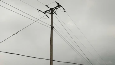 Cột điện 03, đường dây 35kV nhánh rẽ Khâm Trên, lộ 374E 20.40, nơi xảy ra tai nạn.