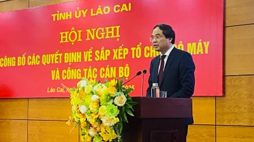 Đồng chí Trịnh Xuân Trường, Bí thư Tỉnh ủy, Chủ tịch UBND tỉnh Lào Cai dự và chỉ đạo hội nghị.