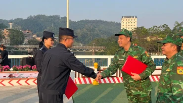 Chỉ huy trưởng của 2 bên ký kết biên bản kết thúc đợt tuần tra.