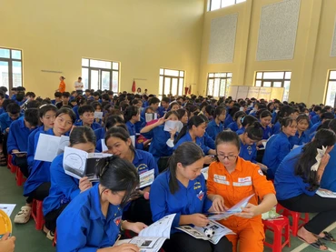 Nhân viên Điện lực huyện Bảo Yên (Lào Cai) tuyên truyền an toàn điện và tiết kiệm điện tại trường học.