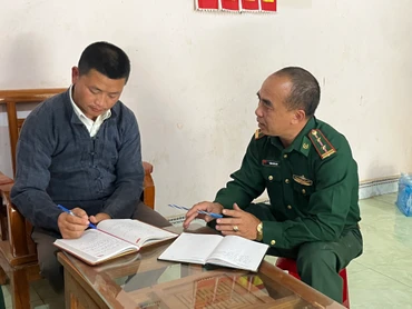 Cán bộ Đồn Biên phòng A Mú Sung tham gia sinh hoạt Đảng tại chi bộ thôn Lũng Pô, xã A Mú Sung.