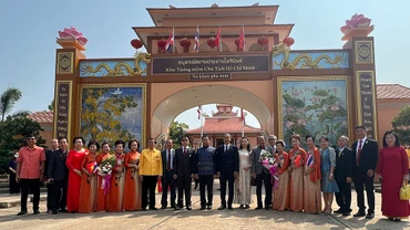 Đại sứ Phan Chí Thành, Tỉnh trưởng Nakhon Phanom cùng bà con kiều bào trước Khu tưởng niệm Chủ tịch Hồ Chí Minh ở Nakon Phanom.
