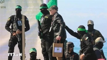 Một con tin Israel được cánh quân của phong trào Hamas trả tự do và bàn giao cho Hội Chữ Thập đỏ quốc tế tại thành phố Gaza, ngày 9/2. (Ảnh: IRNA/TTXVN)
