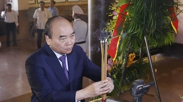 [Ảnh] Chủ tịch nước dâng hương tại Khu văn hóa tưởng niệm Bác Hồ