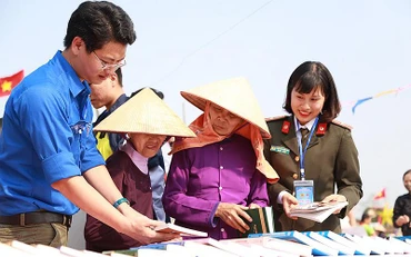 “Ngày hội đổi sách” trong khuôn khổ Hội trại “Tuổi trẻ Công an nhân dân học tập, thực hiện Sáu điều Bác Hồ dạy”.