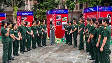 Triển lãm ảnh thu hút đông cán bộ, đảng viên tới xem.