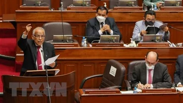 Thủ tướng Peru Anibal Torres (trái) phát biểu tại phiên họp Quốc hội ở Lima ngày 8/3/2022. (Ảnh: AFP/TTXVN)
