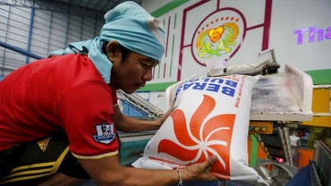 Công nhân chuẩn bị gạo xuất khẩu tại một nhà máy gạo ở tỉnh Chainat, Thái Lan. (Ảnh: Reuters)