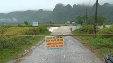 Tràn qua đường trên địa bàn xã Môn Sơn (Con Cuông) bị ngập nước.