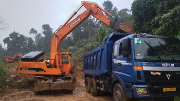 Công ty cổ phần Quản lý và xây dựng đường bộ Phú Yên huy động thiết bị máy móc hốt dọn, kịp thông xe tuyến quốc lộ 19C đoạn qua huyện Sông Hinh bị sạt núi bồi lấp mặt đường. 