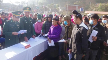 Bà con nhân dân đến thăm khám tại trung tâm xã Phiêng Pằn.