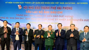Các đại biểu khai mạc trưng bày ảnh “Hướng về biển đảo quê hương - Trường Sa, Nhà giàn DKI”.