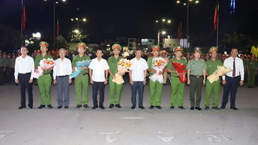 Lãnh đạo tỉnh Đồng Nai động viên đại diện các tổ công tác 161 tại lễ ra quân.