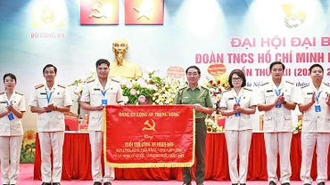 Thượng tướng Trần Quốc Tỏ (áo xanh) thay mặt Đảng ủy Công an nhân dân trao bức trướng “Bản lĩnh, sáng tạo, khát vọng lập công vì an ninh Tổ quốc, vì hạnh phúc nhân dân” tặng tuổi trẻ Công an nhân dân. 