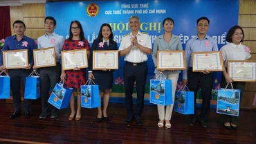 Trao giấy khen cho các doanh nghiệp thực hiện tốt chính sách, pháp luật thuế năm 2021.