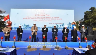 Các đại diện thực hiện nghi thức khởi công dự án. (Ảnh: PHẠM LINH)