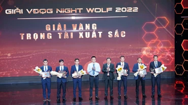 Lãnh đạo VFF và các trọng tài nhận giải.