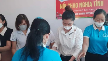 Hơn 200 suất cháo nghĩa tình đầu tiên được Hội Liên hiệp phụ nữ huyện Kiến Xương (tỉnh Thái Bình) tổ chức nấu, phát miễn phí cho bệnh nhân.