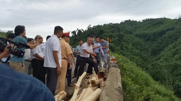 Ông Khuất Việt Hùng đến thị sát điểm xảy ra vụ tai nạn làm 4 người chết, 2 người bị thương tối 10/8.