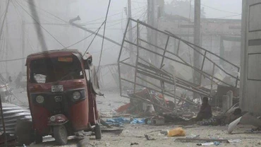 Hiện trường vụ nổ gần tòa nhà Bộ Giáo dục Somalia trên đường K5 ở thủ đô Mogadishu, ngày 29/10/2022. (Ảnh: Reuters)