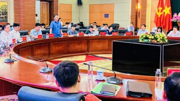 Quang cảnh Chủ tịch Ủy ban nhân dân thành phố Hải Phòng đối thoại với các hộ dân trong diện bị thu hồi đất.