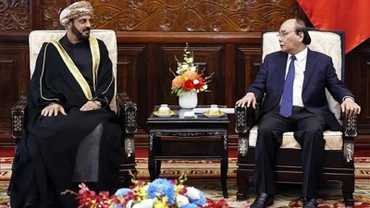 Chủ tịch nước Nguyễn Xuân Phúc tiếp Đại sứ Oman Saleh Mohamed Ahmed Al Suqri. (Ảnh: Thống Nhất/TTXVN)